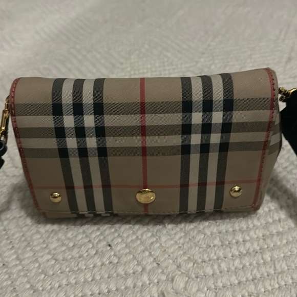 Burberry
Hackberry Vintage Check Crossbody Bag - Picture 1 of 8